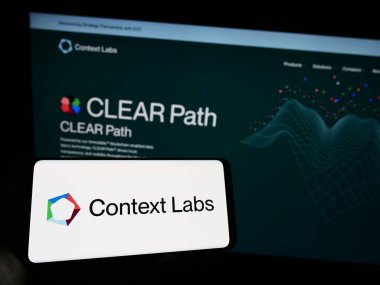 Stuttgart, Almanya - 04-26-2023: Hollandalı blockchain şirketi Context Labs B.V. (CXL) logosunun bulunduğu cep telefonu web sayfası önünde. Telefon ekranına odaklan.
