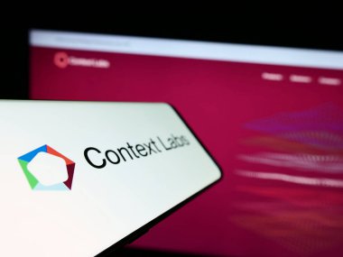 Stuttgart, Almanya - 04-26-2023: Web sitesi önünde ekranda Hollandalı blockchain şirketi BV (CXL) logosu bulunan akıllı telefon. Telefon ekranının merkez soluna odaklan.