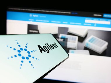 Stuttgart, Almanya - 04-26-2023: Web sitesi önünde ekranda Agilent Technologies Inc. 'nin logosuna sahip akıllı telefon. Telefon ekranının merkez sağına odaklan.