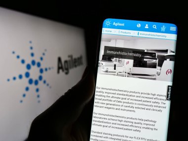 Stuttgart, Almanya - 04-26-2023: ABD 'li Agilent Technologies Inc. şirketinin web sayfası logo önünde ekranda. Telefon ekranının merkezine odaklan.