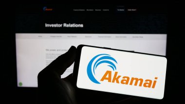 Stuttgart, Almanya - 04-26-2023: Amerikan Akamai Technologies Inc. şirketinin logosunun bulunduğu cep telefonu web sayfası önünde ekranda. Telefon ekranına odaklan.