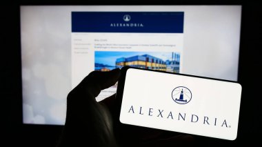Stuttgart, Almanya - 04-26-2023: Amerikan Alexandria Real Estate Equities Inc. şirketinin logosunun bulunduğu cep telefonu web sayfası önünde ekranda. Telefon ekranına odaklan.