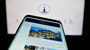 Stuttgart, Almanya - 04-26-2023: ABD 'li Alexandria Real Estate Equities Inc. şirketinin web sitesi logo önünde ekranda. Telefon ekranının sol üst kısmına odaklan.