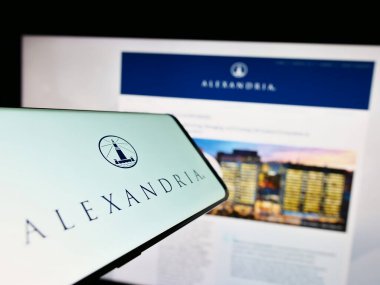 Stuttgart, Almanya - 04-26-2023: Web sitesi önünde ekranda Alexandria Real Estate Equities Inc. 'in logosuna sahip akıllı telefon. Telefon ekranının merkez sağına odaklan.