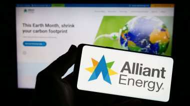 Stuttgart, Almanya - 04-26-2023: ABD 'li Alliant Energy Corporation şirketinin logosuna sahip kişi web sitesinin önünde ekranda. Telefon ekranına odaklan.