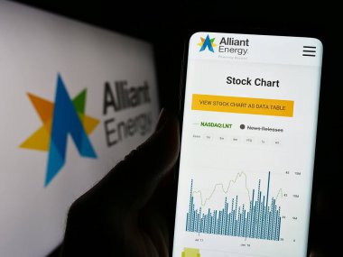 Stuttgart, Almanya - 04-26-2023: ABD 'li Alliant Energy Corporation şirketinin web sayfası logo önünde ekranda. Telefon ekranının merkezine odaklan.