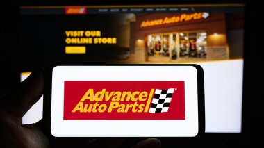 Stuttgart, Almanya - 04-26-2023: ABD 'li otomotiv şirketi Advance Auto Parts Inc.' in logosunu taşıyan kişi web sitesinin önünde ekranda. Telefon ekranına odaklan.