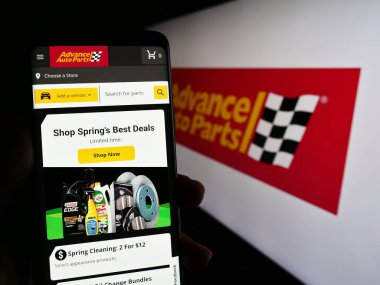 Stuttgart, Almanya - 04-26-2023: ABD 'li otomotiv şirketi Advance Auto Parts Inc.' in web sayfası ile cep telefonu tutan kişi logolu ekranda. Telefon ekranının merkezine odaklan.