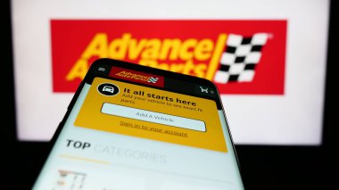 Stuttgart, Almanya - 04-26-2023: Amerikan otomotiv şirketi Advance Auto Parts Inc. nin web sayfası logonun önünde ekranda. Telefon ekranının sol üst kısmına odaklan.