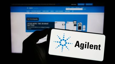 Stuttgart, Almanya - 04-26-2023: ABD 'li Agilent Technologies Inc. şirketinin logosuna sahip kişi web sitesinin önünde ekranda. Telefon ekranına odaklan.