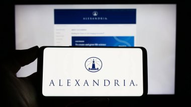 Stuttgart, Almanya - 04-26-2023: ABD 'li Alexandria Real Estate Equities Inc. şirketinin logosunu taşıyan kişi web sitesinin önünde ekranda. Telefon ekranına odaklan.
