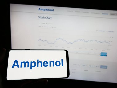 Stuttgart, Almanya - 04-27-2023: Amerikan elektronik şirketi Amphenol Corporation 'ın logosunun bulunduğu cep telefonu web sayfası önünde ekranda. Telefon ekranına odaklan.