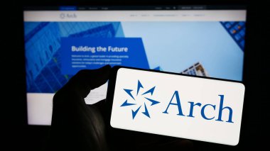 Stuttgart, Almanya - 04-27-2023: Finans şirketi Arch Capital Group Ltd. 'nin logosuna sahip akıllı telefon web sitesinin önünde ekranda. Telefon ekranına odaklan.