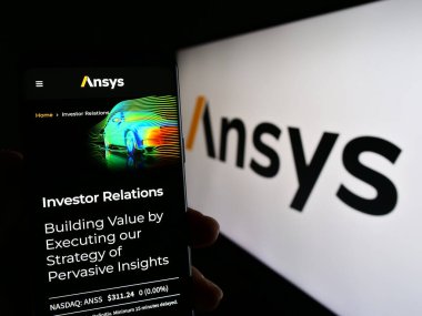 Stuttgart, Almanya - 04-27-2023: ABD 'li simülasyon yazılım şirketi Ansys Inc.' in web sayfası ile akıllı telefon sahibi kişi logonun önünde ekranda. Telefon ekranının merkezine odaklan.