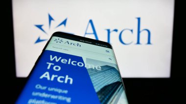 Stuttgart, Almanya - 04-27-2023: Finans şirketi Arch Capital Group Ltd. 'nin web sayfası olan akıllı telefon iş logosu önünde ekranda. Telefon ekranının sol üst kısmına odaklan.