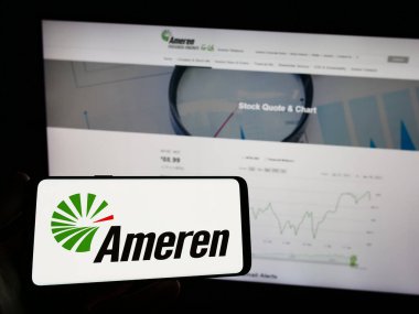 Stuttgart, Almanya - 04-27-2023: Amerikan enerji şirketi Ameren Corporation 'ın logosunun bulunduğu cep telefonu web sayfası önünde ekranda. Telefon ekranına odaklan.