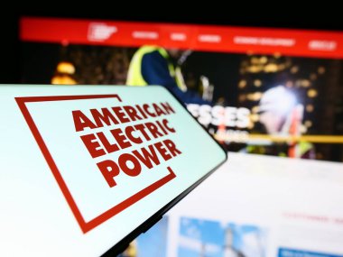 Stuttgart, Almanya - 04-27-2023: American Electric Power Company Inc. (AEP) logosu olan cep telefonu iş dünyasının web sitesinin önünde ekranda. Telefon ekranının merkez soluna odaklan.