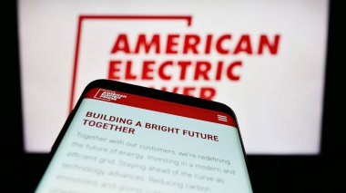 Stuttgart, Almanya - 04-27-2023: İş logosu önünde American Electric Power Inc. (AEP) web sayfası bulunan cep telefonu. Telefon ekranının sol üst kısmına odaklan.