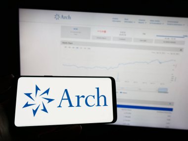 Stuttgart, Almanya - 04-27-2023: Finans şirketi Arch Capital Group Ltd. 'nin logosunun bulunduğu cep telefonu web sayfası önünde ekranda. Telefon ekranına odaklan.
