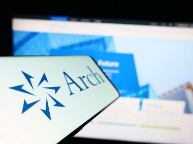 Stuttgart, Almanya - 04-27-2023: Finans şirketi Arch Capital Group Ltd. 'nin logosunun yer aldığı cep telefonu işletme web sitesinin önünde ekranda. Telefon ekranının soluna odaklan.