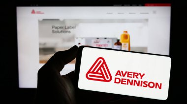 Stuttgart, Almanya - 04-28-2023: ABD 'li ambalaj şirketi Avery Dennison Corporation' ın logosunun bulunduğu cep telefonu web sayfası önünde ekranda. Telefon ekranına odaklan.