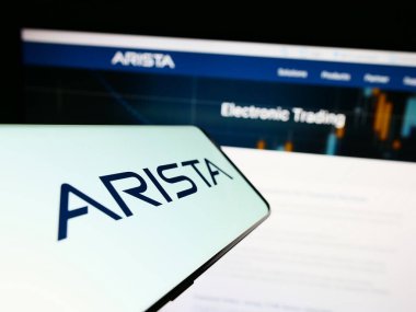 Stuttgart, Almanya - 04-28-2023: İnternet sitesi önünde ekranda bilgisayar ağı şirketi Arista Networks Inc. 'in logosuna sahip akıllı telefon. Telefon ekranının merkez sağına odaklan.