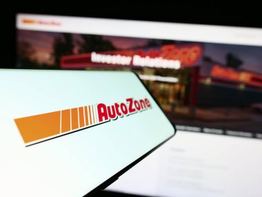 Stuttgart, Almanya - 04-28-2023: Web sitesinin önünde ekranda Amerikan otomobil parçaları şirketi AutoZone Inc. logosu bulunan akıllı telefon. Telefon ekranının merkez soluna odaklan.