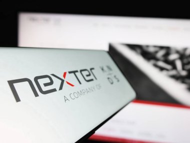 Stuttgart, Almanya - 04-28-2023: Fransız savunma şirketi Nexter S.A. 'nın logosuna sahip akıllı telefon iş dünyasının web sitesinin önünde ekranda. Telefon ekranının soluna odaklan.