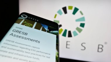 Stuttgart, Almanya - 04-28-2023: Hollanda gayrımenkul vakfı ESG 'nin web sitesi GRESB B.V. logonun önünde ekranda. Telefon ekranının sol üst kısmına odaklan.