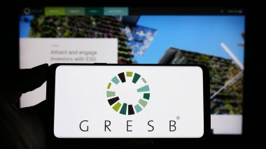 Stuttgart, Almanya - 04-28-2023: Hollandalı gayrimenkul vakfı ESG 'nin logosunun bulunduğu cep telefonu web sayfası önünde ekranda. Telefon ekranına odaklan.