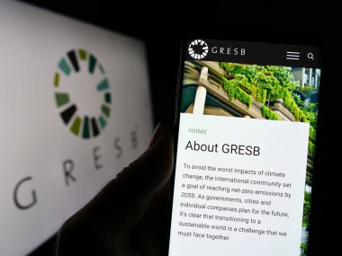 Stuttgart, Almanya - 04-28-2023: Hollandalı gayrimenkul vakfı ESG 'nin web sayfası olan cep telefonu logosu önünde ekranda. Telefon ekranının merkezine odaklan.