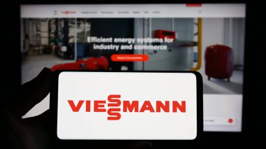 Stuttgart, Almanya - 04-28-2023: Alman şirketi Viessmann Group GmbH Co. KG 'nin logosuna sahip kişi web sitesi önünde ekranda. Telefon ekranına odaklan.