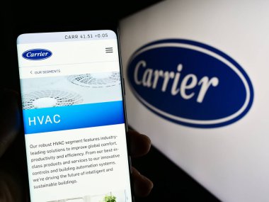 Stuttgart, Almanya - 04-28-2023: ABD 'li şirket Carrier Global Corporation' ın web sayfası olan cep telefonu logosu önünde ekranda. Telefon ekranının merkezine odaklan.