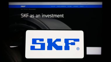 Stuttgart, Almanya - 04-28-2023: İsveç 'li imalat şirketi SKF AB' nin logosunu taşıyan cep telefonu web sayfasının önünde duruyor. Telefon ekranına odaklan.
