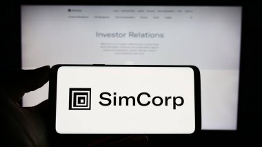 Stuttgart, Almanya - 04-28-2023: Danimarkalı finans yazılım şirketi SimCorp AS 'nin logosunun bulunduğu cep telefonu web sayfası önünde ekranda. Telefon ekranına odaklan.