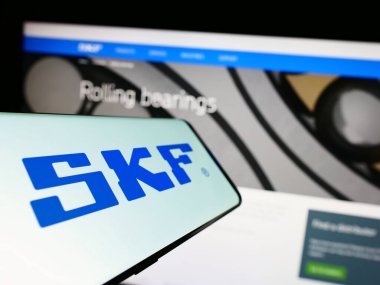 Stuttgart, Almanya - 04-28-2023: SKF AB adlı İsveçli imalat şirketinin logosuna sahip akıllı telefon web sitesinin önünde ekranda. Telefon ekranının merkez soluna odaklan.