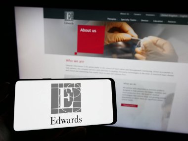 Stuttgart, Almanya - 06-16-2024: Amerikan şirketi Edwards Lifesciences Corporation 'ın logosunun bulunduğu cep telefonu web sayfası önünde ekranda. Telefon ekranına odaklan.