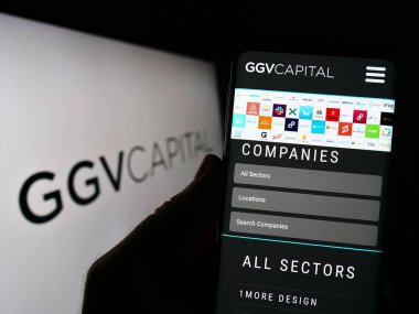 Stuttgart, Almanya - 06-16-2024: Yatırım şirketi GGV Capital 'in web sayfası olan cep telefonu şirketinin logosu önünde ekranda. Telefon ekranının merkezine odaklan.