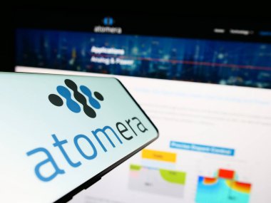 Stuttgart, Almanya - 06-16-2024: Amerikan yarı iletken şirketi Atomera Inc. 'in logosuna sahip akıllı telefon iş sitesinin önünde ekranda. Telefon ekranının merkezine odaklan.