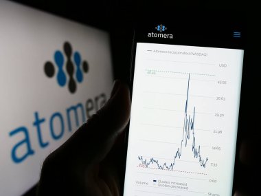 Stuttgart, Almanya - 06-16-2024: ABD 'li yarı iletken şirket Atomera Inc.' in web sitesi olan cep telefonu logonun önünde ekranda. Telefon ekranının merkezine odaklan.