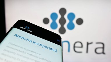 Stuttgart, Almanya - 06-16-2024: İş logosu önünde ekranda ABD 'li yarı iletken şirket Atomera Inc.' in web sayfası bulunan cep telefonu. Telefon ekranının sol üst kısmına odaklan.