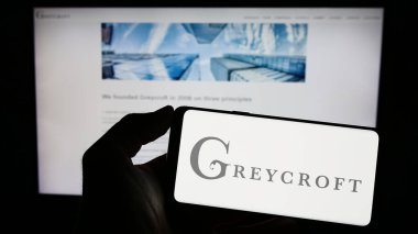 Stuttgart, Almanya - 06-16-2024: Amerikan risk sermaye şirketi Greycroft LP 'nin logosunun bulunduğu cep telefonu web sayfasının önünde ekranda. Telefon ekranına odaklan.