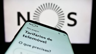 Stuttgart, Almanya - 06-16-2024: Telekomünikasyon şirketi NOS SGPS SA 'nın web sayfalı akıllı telefon iş logosu önünde ekranda. Telefon ekranının sol üst kısmına odaklan.