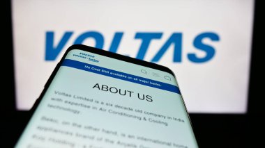 Stuttgart, Almanya - 06-16-2024: Hintli ev aletleri şirketi Voltas Limited 'in web sayfalı cep telefonu logonun önünde ekranda. Telefon ekranının sol üst kısmına odaklan.