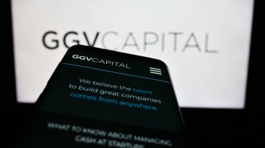Stuttgart, Almanya - 06-16-2024: Yatırım şirketi GGV Capital 'in web sitesi olan akıllı telefon iş logosu önünde ekranda. Telefon ekranının sol üst kısmına odaklan.