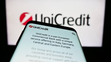Stuttgart, Almanya - 06-17-2023: İtalyan finans şirketi UniCredit S.P.A. 'nın internet sayfalı cep telefonu iş logosu önünde ekranda. Telefon ekranının sol üst kısmına odaklan.