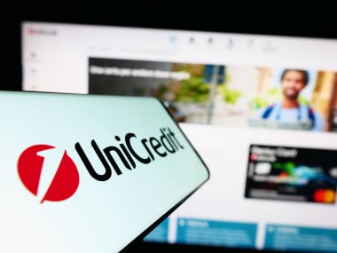 Stuttgart, Almanya - 06-17-2023: İtalyan finans şirketi UniCredit SpA 'nın logosuna sahip akıllı telefon iş dünyasının web sitesinin önünde ekranda. Telefon ekranının merkez soluna odaklan.