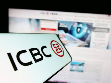 Stuttgart, Almanya - 06-17-2023: Çinli finans hizmetleri şirketi ICBC 'nin logosunun yer aldığı cep telefonu iş web sitesi önünde ekranda. Telefon ekranının merkez sağına odaklan.