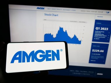 Stuttgart, Almanya - 06-17-2023: Amerikan biyofarmasötik şirketi Amgen Inc. 'in logosunun bulunduğu cep telefonu web sayfası önünde ekranda. Telefon ekranına odaklan.