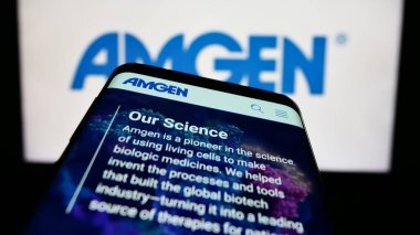 Stuttgart, Almanya - 06-17-2023: ABD 'li biyofarmasötik şirketi Amgen Inc.' in web sayfası iş logosu önünde ekranda. Telefon ekranının sol üst kısmına odaklan.